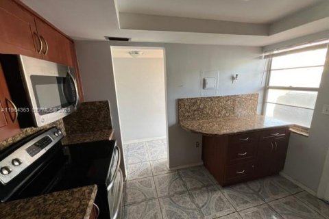 Condo in Miami, Florida, 2 bedrooms  № 2081107 - photo 4
