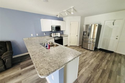 House in Weeki Wachee, Florida 4 bedrooms, 170.1 sq.m. № 2393779 - photo 4