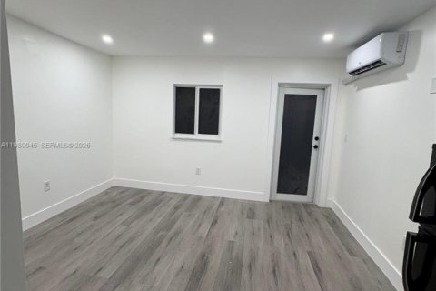 Immobilier commercial à louer à Hialeah, Floride: 1 chambre, 179.02 m2 № 2053287 - photo 2