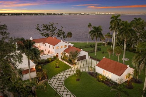 House in Bradenton, Florida 5 bedrooms, 496.38 sq.m. № 2369313