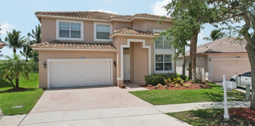 Casa en Pembroke Pines, Florida 4 dormitorios, 251.67 m2 № 1779611