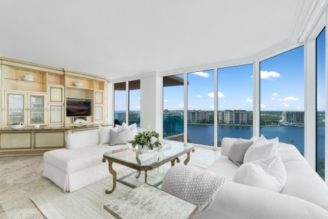 Купить кондоминиум в Майами-Бич, Флорида 3 спальни, 217.39м2, № 1964097 - фото 1