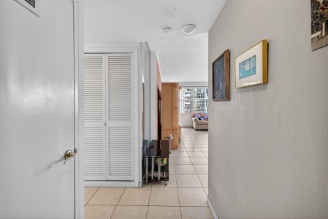 Condo in Fort Lauderdale, Florida, 1 bedroom № 2146319 - photo 3
