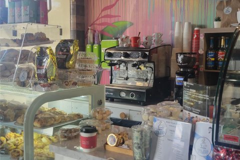 Купить коммерческую недвижимость в Авентура, Флорида № 2050403 - фото 2