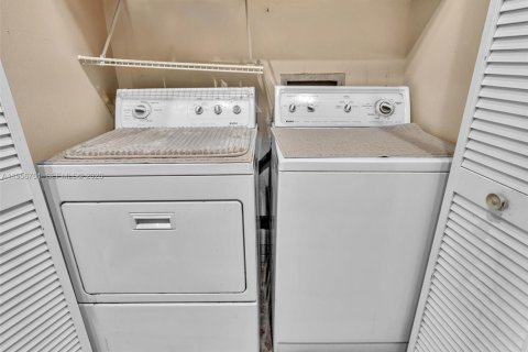 Adosado en venta en Pembroke Pines, Florida, 2 dormitorios, 111.11 m2 № 2017444 - foto 13