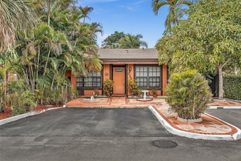 Adosado en venta en Pembroke Pines, Florida, 2 dormitorios, 111.11 m2 № 2017444 - foto 2