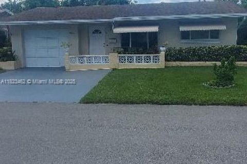 House in Tamarac, Florida 2 bedrooms, 103.86 sq.m. № 1790147 - photo 1