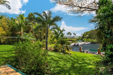 Casa en venta en Miami, Florida, 5 dormitorios, 397.62 m2 № 2175173 - foto 3