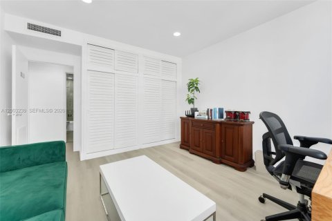 Copropriété à vendre à Miami, Floride: 2 chambres, 102.01 m2 № 2066729 - photo 11