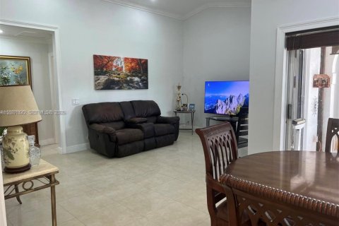 House in Weston, Florida 2 bedrooms, 94.57 sq.m. № 2065480 - photo 3