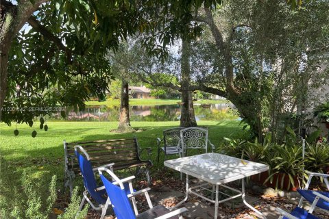 House in Weston, Florida 2 bedrooms, 94.57 sq.m. № 2065480