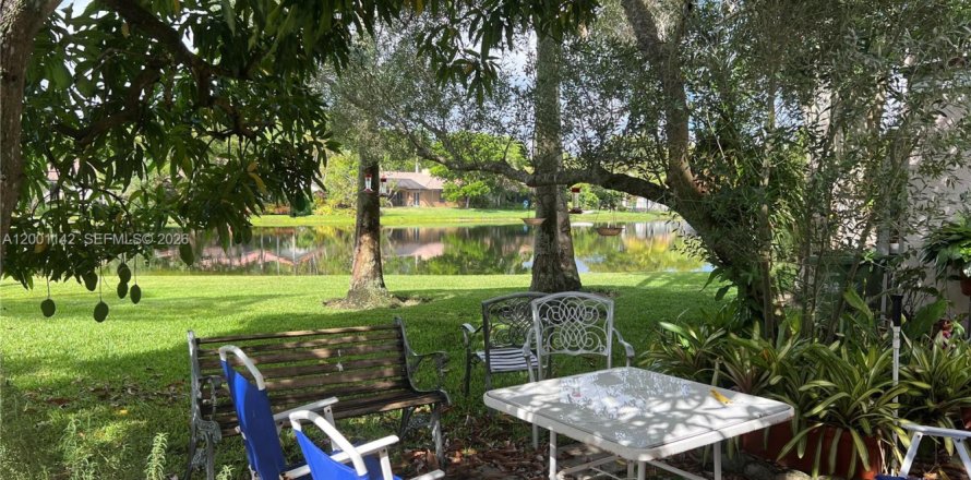 House in Weston, Florida 2 bedrooms, 94.57 sq.m. № 2065480