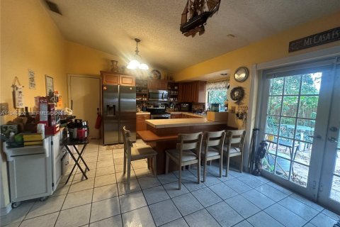 House in Hialeah, Florida 3 bedrooms, 135.92 sq.m. № 2003616 - photo 5