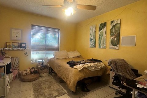 House in Hialeah, Florida 3 bedrooms, 135.92 sq.m. № 2003616 - photo 7