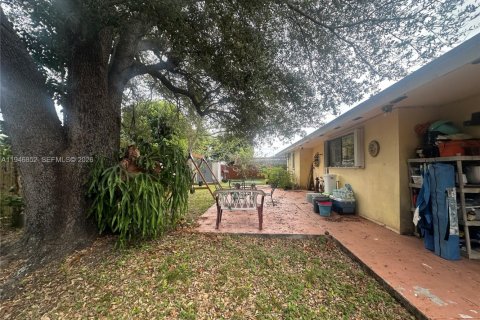 House in Hialeah, Florida 3 bedrooms, 135.92 sq.m. № 2003616 - photo 14