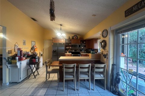 House in Hialeah, Florida 3 bedrooms, 135.92 sq.m. № 2003616 - photo 3