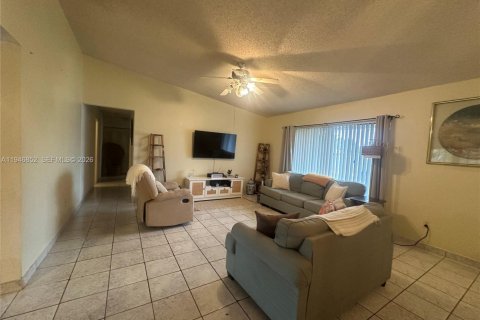 House in Hialeah, Florida 3 bedrooms, 135.92 sq.m. № 2003616