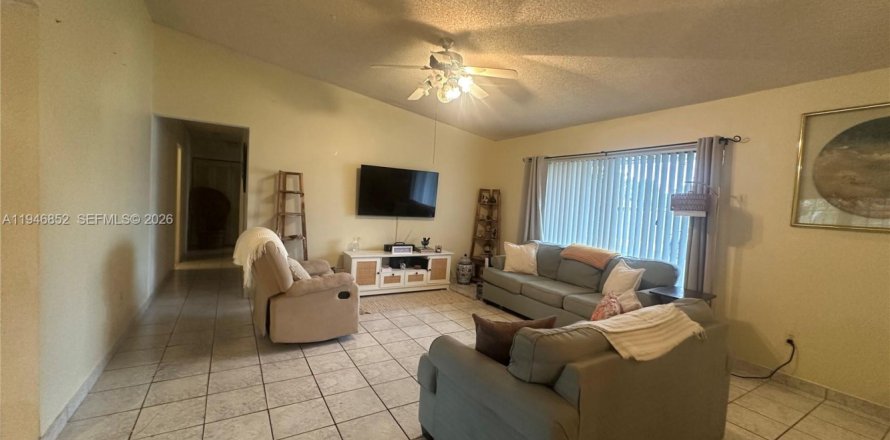 House in Hialeah, Florida 3 bedrooms, 135.92 sq.m. № 2003616