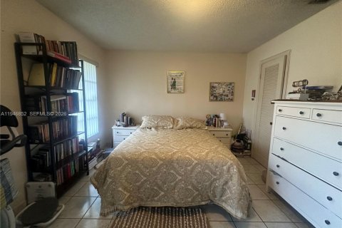 House in Hialeah, Florida 3 bedrooms, 135.92 sq.m. № 2003616 - photo 10