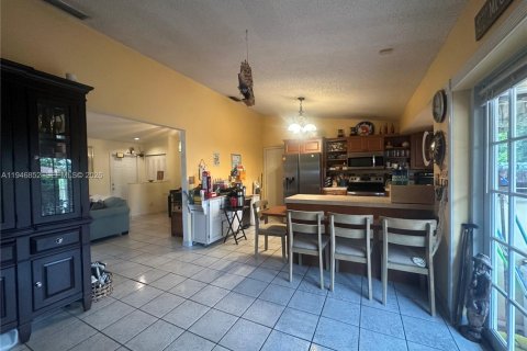 House in Hialeah, Florida 3 bedrooms, 135.92 sq.m. № 2003616 - photo 6