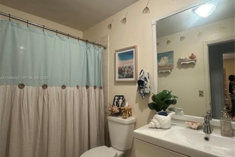 House in Hialeah, Florida 3 bedrooms, 135.92 sq.m. № 2003616 - photo 9