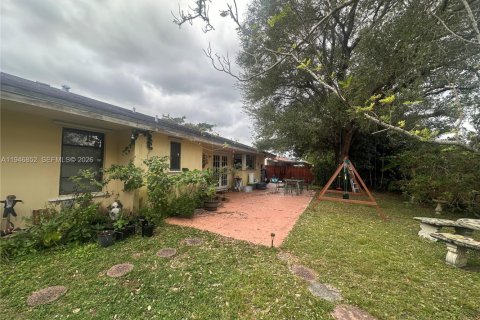 House in Hialeah, Florida 3 bedrooms, 135.92 sq.m. № 2003616 - photo 15