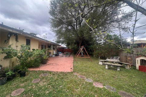 House in Hialeah, Florida 3 bedrooms, 135.92 sq.m. № 2003616 - photo 13