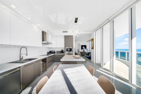 Condominio en venta en Sunny Isles Beach, Florida, 3 dormitorios, 257.15 m2 № 1990602 - foto 28