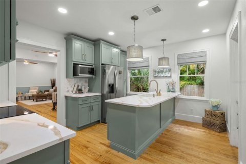 House in Saint Petersburg, Florida 3 bedrooms, 119.29 sq.m. № 1869113 - photo 20