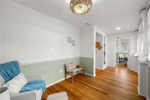 House in Saint Petersburg, Florida 3 bedrooms, 119.29 sq.m. № 1869113 - photo 8