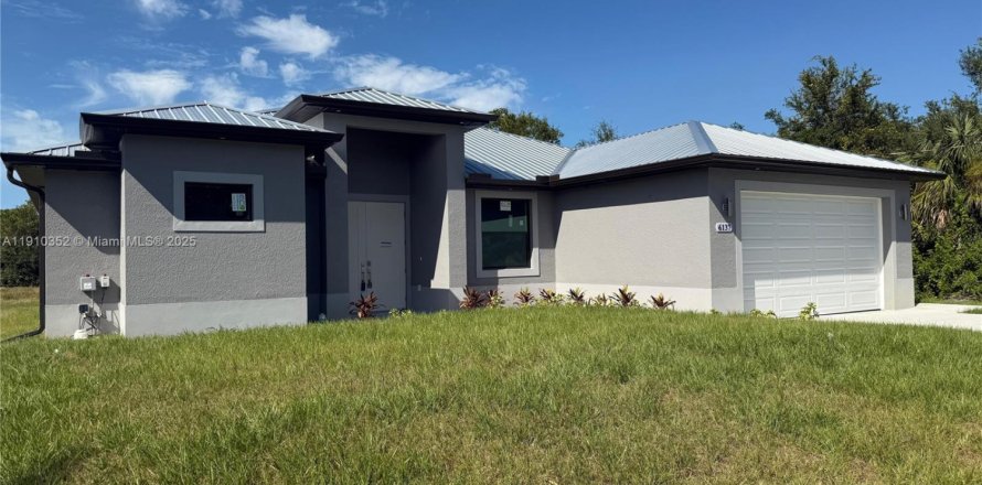 House in Lehigh Acres, Florida 3 bedrooms, 159.51 sq.m. № 2013117