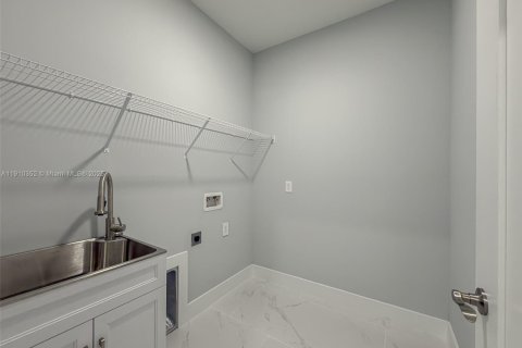 House in Lehigh Acres, Florida 3 bedrooms, 159.51 sq.m. № 2013117 - photo 26