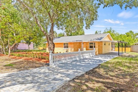House in Tampa, Florida 3 bedrooms, 105.17 sq.m. № 1778318 - photo 2