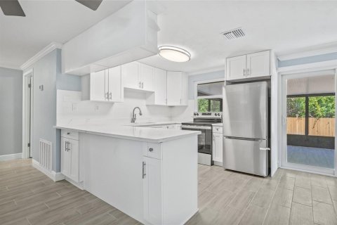 House in Tampa, Florida 3 bedrooms, 105.17 sq.m. № 1778318 - photo 14