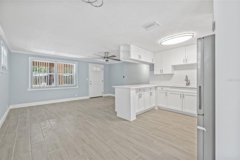House in Tampa, Florida 3 bedrooms, 105.17 sq.m. № 1778318 - photo 13