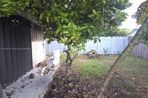 House in Miami, Florida 4 bedrooms, 144 sq.m. № 2014128 - photo 10