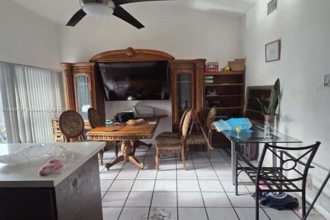 House in Miami, Florida 4 bedrooms, 144 sq.m. № 2014128 - photo 5