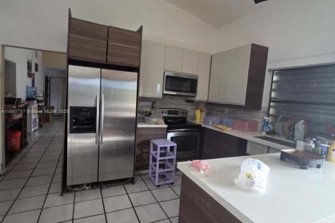 House in Miami, Florida 4 bedrooms, 144 sq.m. № 2014128 - photo 7