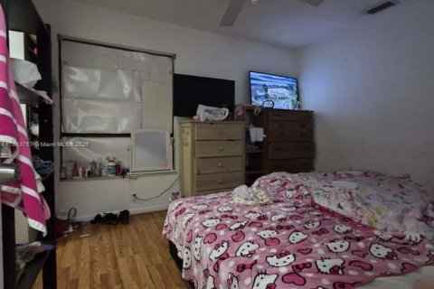 House in Miami, Florida 4 bedrooms, 144 sq.m. № 2014128 - photo 16