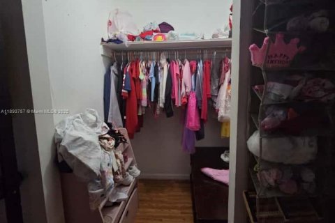 House in Miami, Florida 4 bedrooms, 144 sq.m. № 2014128 - photo 15