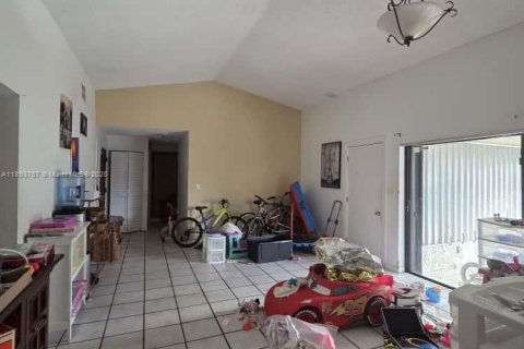 House in Miami, Florida 4 bedrooms, 144 sq.m. № 2014128 - photo 6