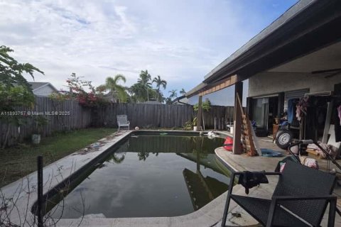 House in Miami, Florida 4 bedrooms, 144 sq.m. № 2014128 - photo 11