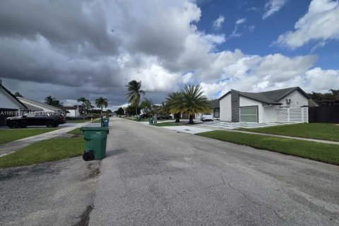 House in Miami, Florida 4 bedrooms, 144 sq.m. № 2014128 - photo 2