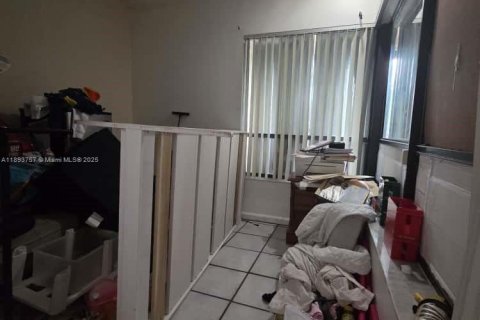 House in Miami, Florida 4 bedrooms, 144 sq.m. № 2014128 - photo 14