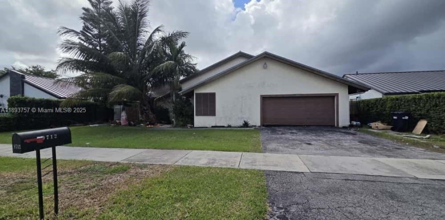 House in Miami, Florida 4 bedrooms, 144 sq.m. № 2014128