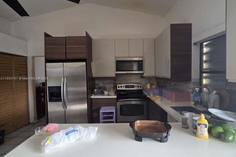 House in Miami, Florida 4 bedrooms, 144 sq.m. № 2014128 - photo 8