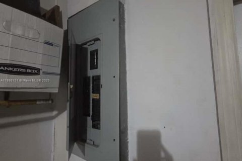 House in Miami, Florida 4 bedrooms, 144 sq.m. № 2014128 - photo 4