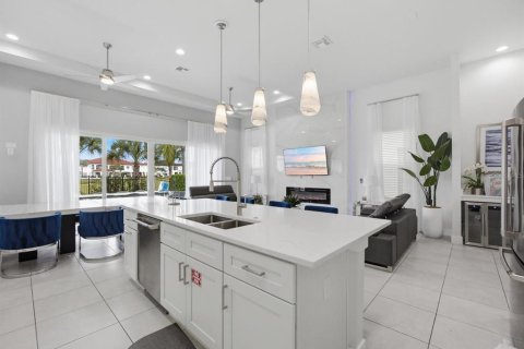 House in Kissimmee, Florida 6 bedrooms, 336.31 sq.m. № 2407051 - photo 4