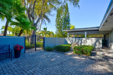 House in Miami, Florida 4 bedrooms, 212.65 sq.m. № 2017194 - photo 3