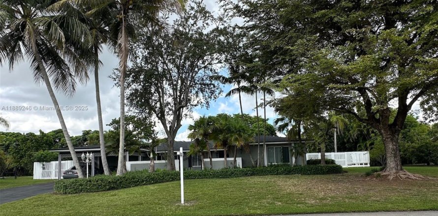 House in Miami, Florida 4 bedrooms, 212.65 sq.m. № 2017194